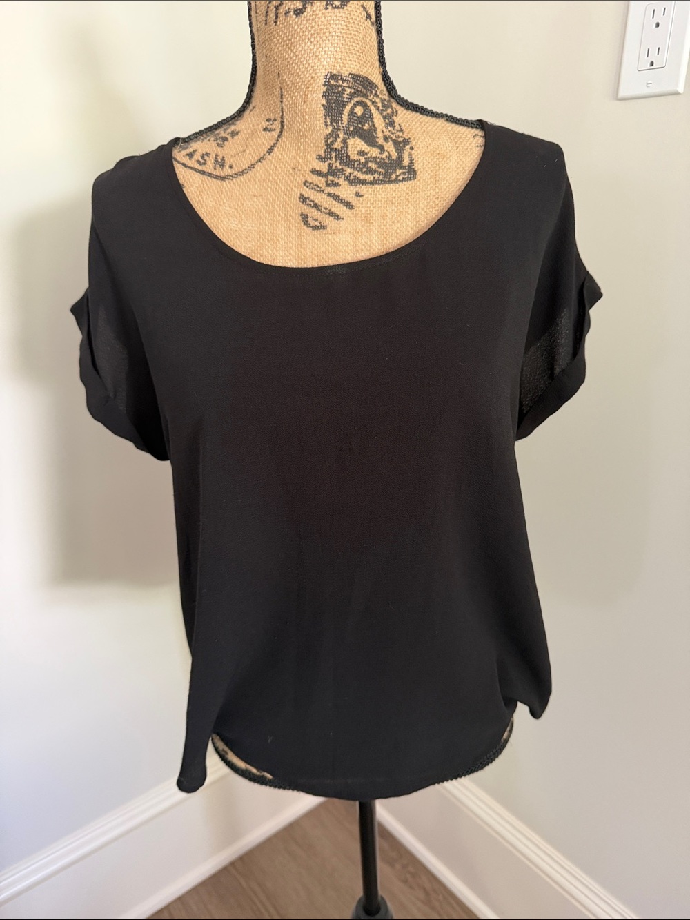 Olive & Oak Black Short Sleeve Scoop Neck Blouse